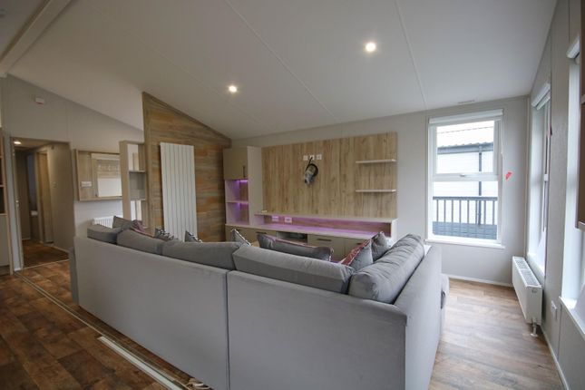 32 Thames Retreat, Chertsey Lane, Staines-Upon-Thames photo 4