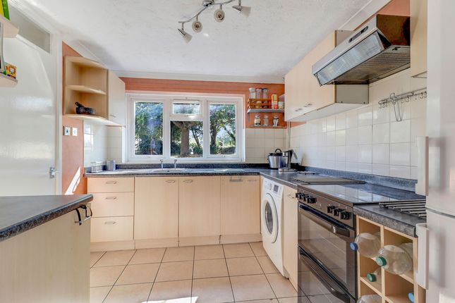 25, Fountains Garth, Bracknell photo 4