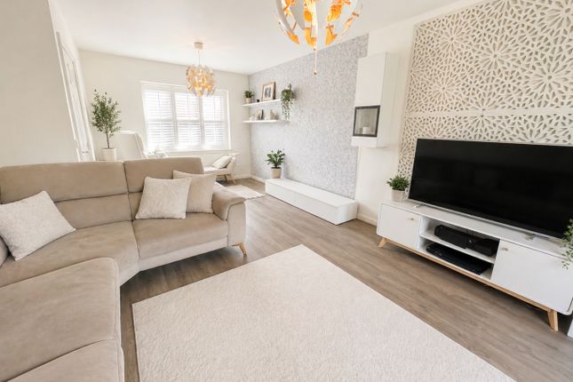 7 Laurel Close, Luton, Bedfordshire photo 3