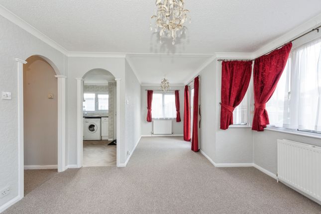25 Lakeside Park, Mead Lane, Chertsey photo 2