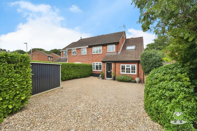 Ewemove Estate Agents Basingstoke - 2 Cowslip Bank