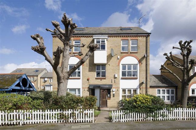 Thumbnail Flat for sale in Milton Close, London