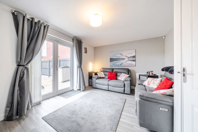 33, Round Hill Road, West Yorkshire photo 3