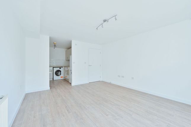 Edison Court, WD18, Watford photo 2