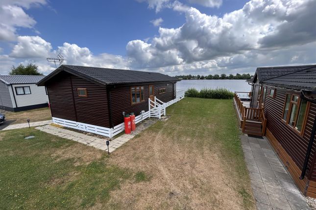 Mobile/park home for sale in Gibson Approach, Tatterhshall Lakes, Sleaford Road, Tattershall, Lincoln