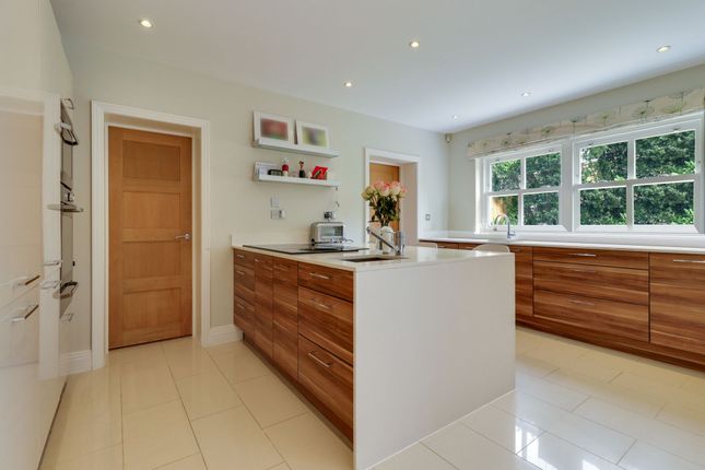 8b Trystings Close, Esher photo 4