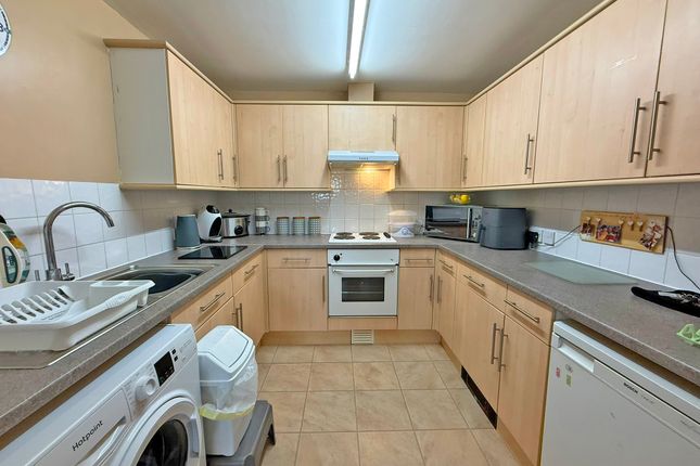 2 Charles William Apartments, North Leas Avenue, Scarborough photo 3