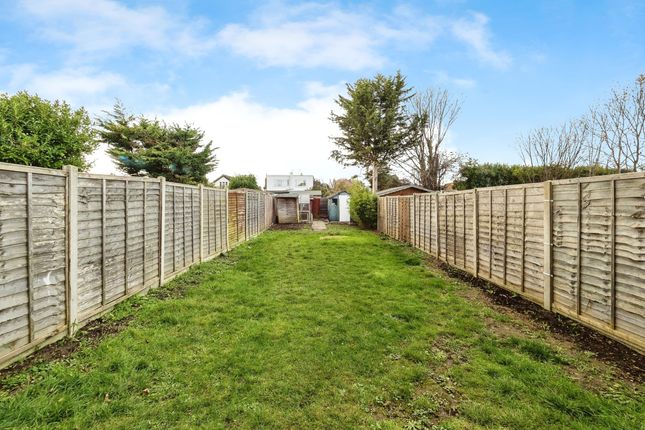 18 Kingsley Gardens, Hornchurch photo 4