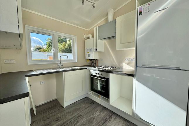 40, Brookside Park, Farnborough photo 3
