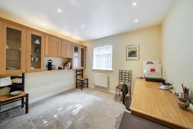 Flat 18, Regents Court, Uxbridge Road, Pinner photo 4