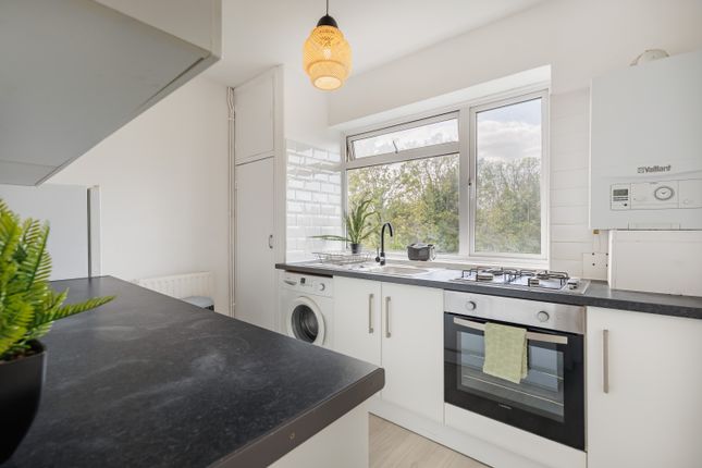 16B, Warren Road, London photo 2