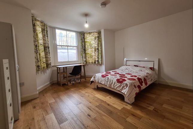 Studio to rent in Flat 2, 24 Newmarket Road, Cambridge