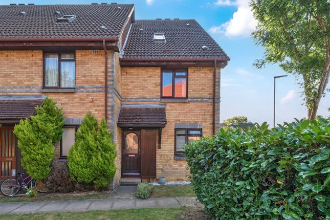 11, Lawrence Close, Guildford photo 2