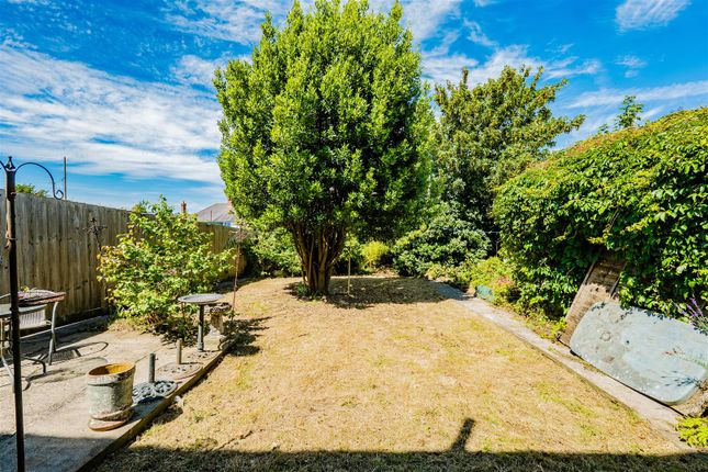 42, Hywel Crescent, Barry photo 4