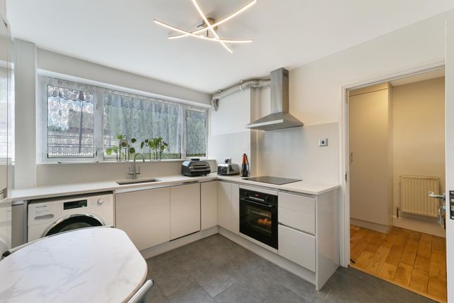 13, Burden Close, Brentford photo 4