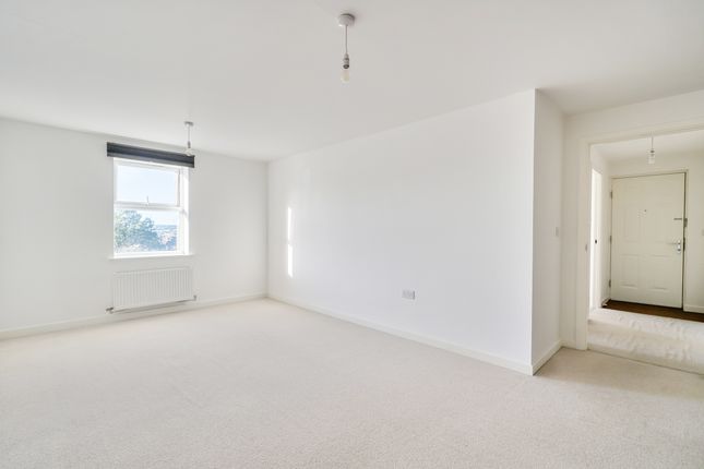 Cloatley Crescent, Royal Wootton Bassett photo 2