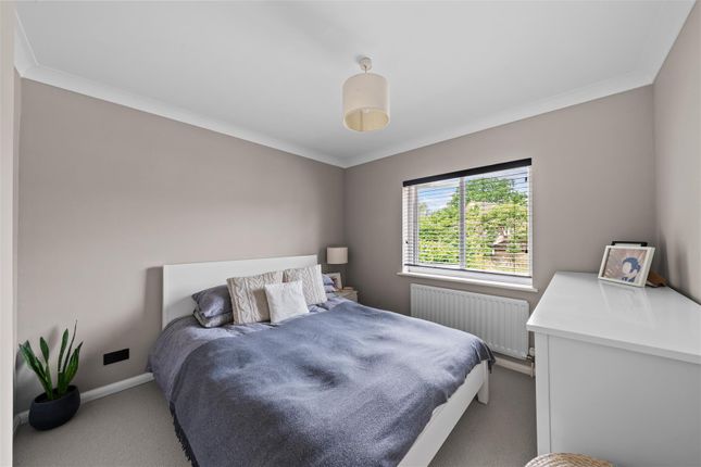19, Suffolk Drive, Guildford photo 4