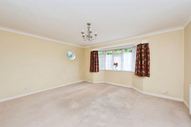 32 Queensfield Court,, London Road, Surrey photo 2