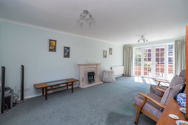 2, Abbeyfields Close, Netley Abbey photo 3