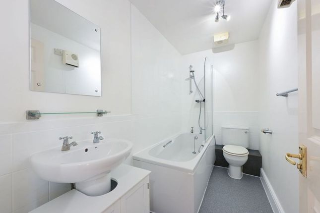 Flat 110, Regents Court Sopwith Way, Kingston Upon Thames photo 4