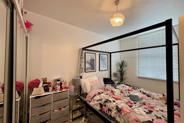 Flat 8, Hood Lodge, Brading Crescent, London photo 5