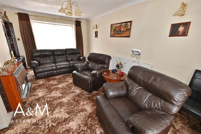 49, Tudor Crescent, Hainault photo 3