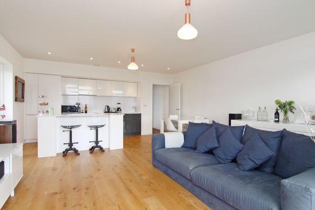 Flat for sale in Falcondale Court, Lakeside Drive, Park Royal, Ealing