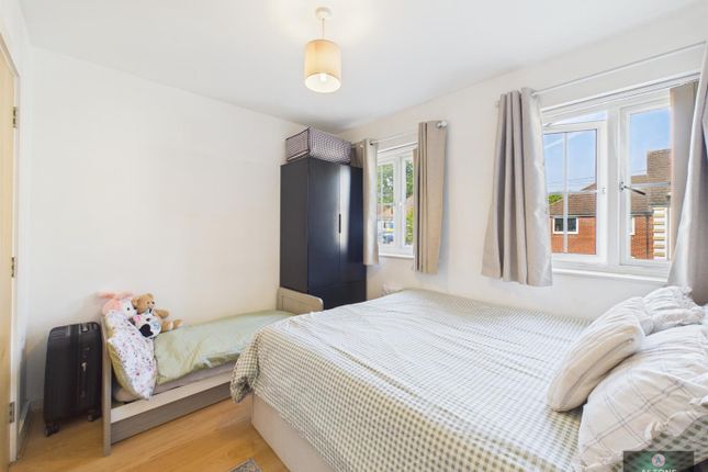 7, Grove Court, Crawley photo 3