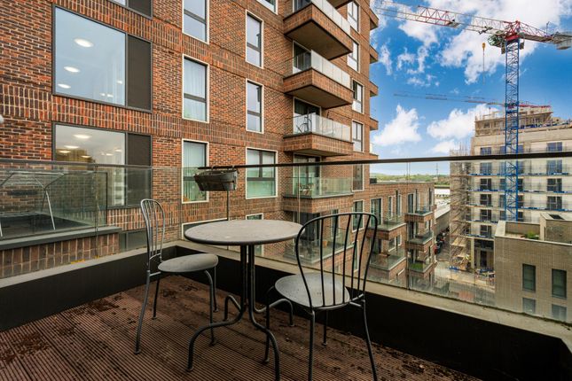 Flat 155 Connaught Heights 2, Agnes George Walk, London photo 2
