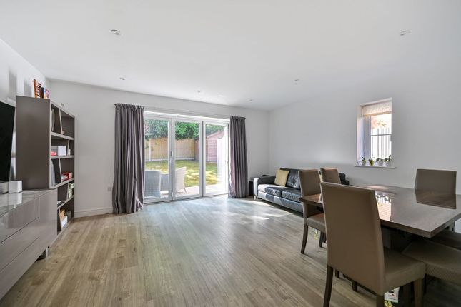 Skylark Close, Epsom photo 2