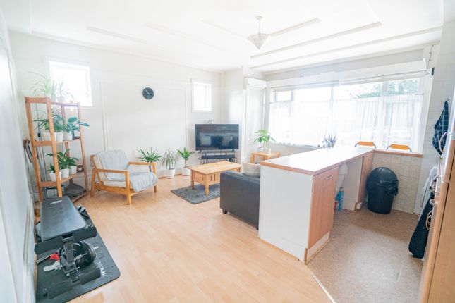 Flat for sale in Clarence Avenue, London