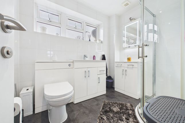 24 Sandringham Close, Stanford-Le-Hope photo 4