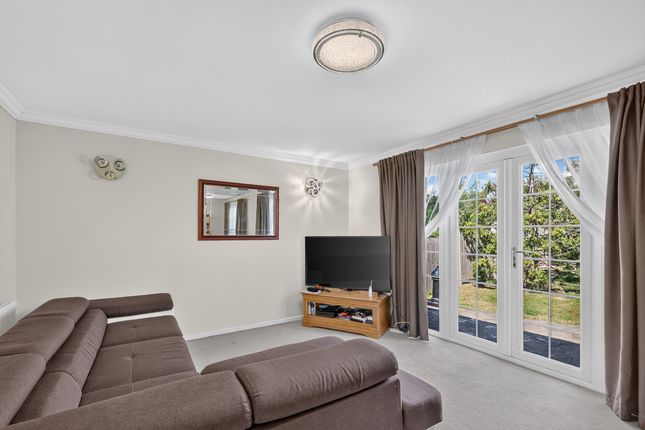 23, The Larches, Benfleet photo 4