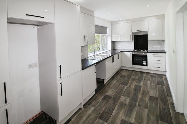 6, Thackeray Road, Bradford photo 4
