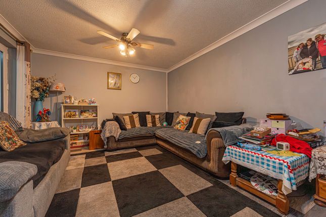 4 Laurel Close, Caldicot photo 3