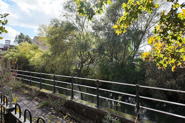 Otter Close, London photo 4