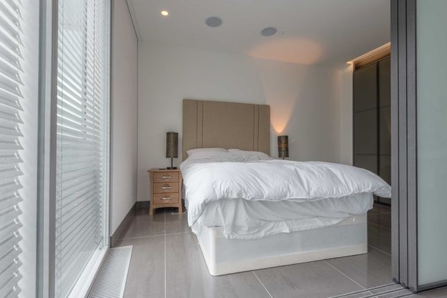 Flat for sale in The Tower, St. Georges Wharf, London