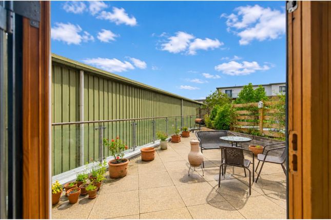 Flat 50/Ainsworth Court, 14 Plough Close, London photo 3