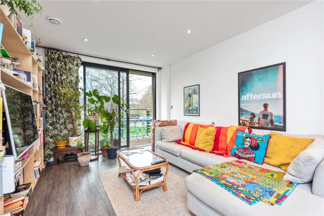 Thumbnail Flat for sale in Essex Wharf, London