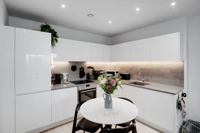 203/Banyan Court, 2 Regalia Close, London photo 4