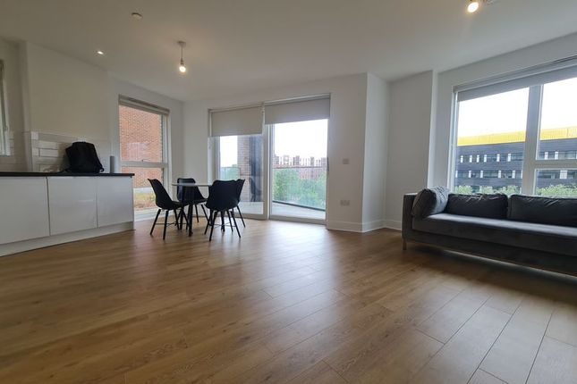 44b Umber House, Lismore Boulevard, London photo 3