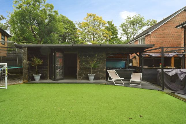 23, Halls Close, Greater Manchester photo 4