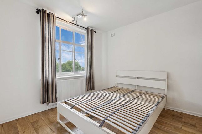 Flat for sale in Moss Hall Grove, London
