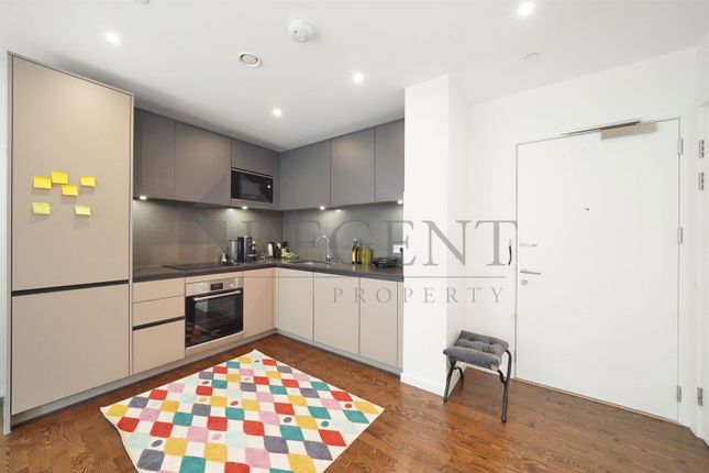 31, Flat 66, Waterline Way, London photo 5