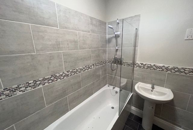 93 Flat 2, Stanningley Road Armley Leeds photo 5