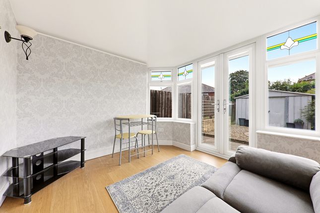 138, Swinnow Close, Leeds photo 4