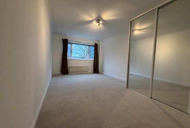 14, Farington Acres, Weybridge photo 3
