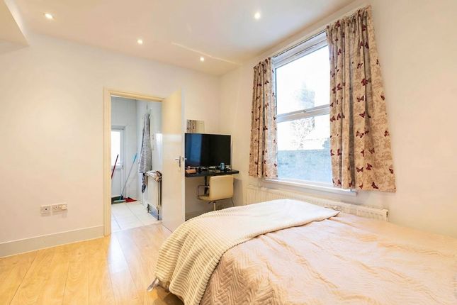 Flat 3, 24 Callcott Road, London, London photo 4