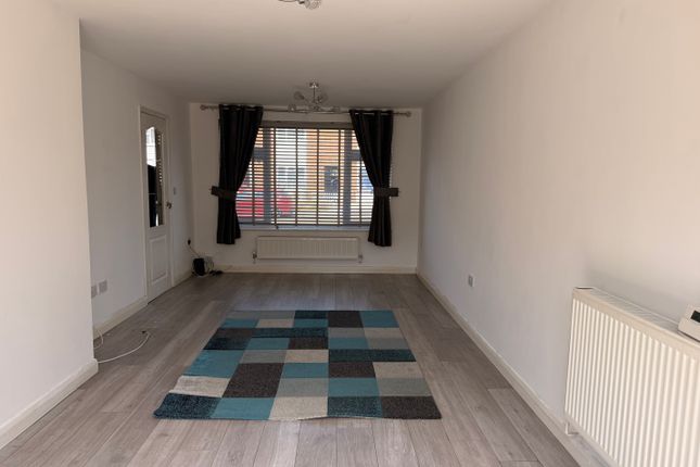 5, Leaf Road, Houghton Regis photo 2