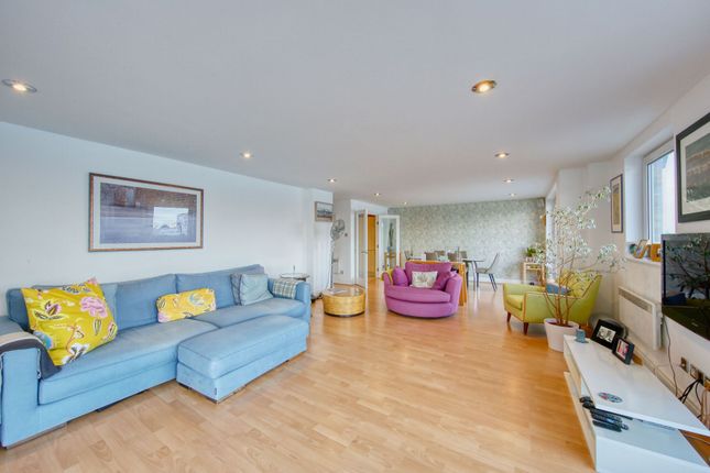 207 Compass House, Smugglers Way, London photo 4